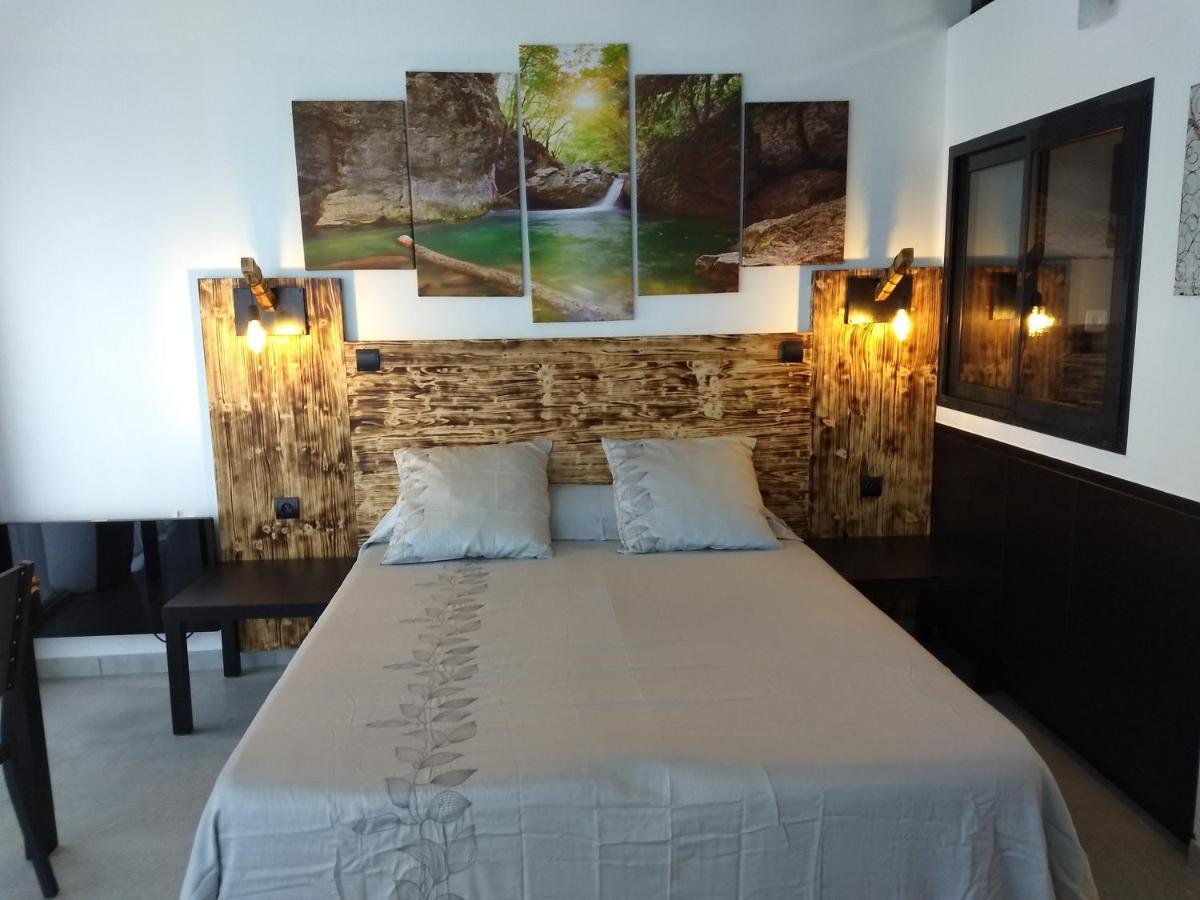 Les Terrasses De Valensole Bed & Breakfast ภายนอก รูปภาพ